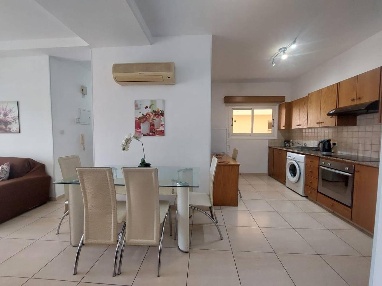 Sunny 2 Bedroom Larnaca Center Exteriör bild