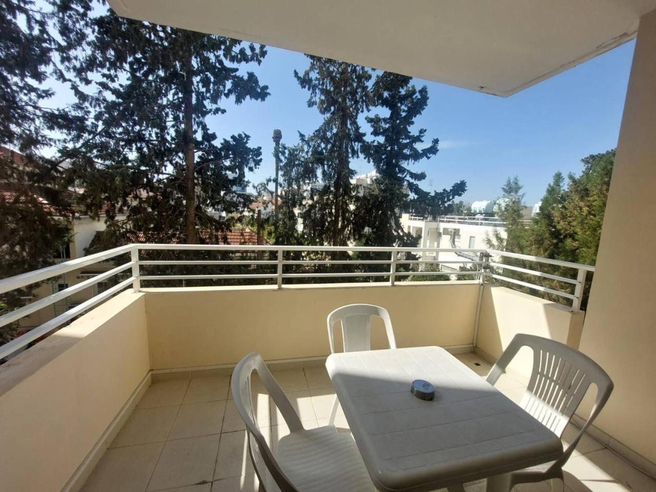 Sunny 2 Bedroom Larnaca Center Exteriör bild